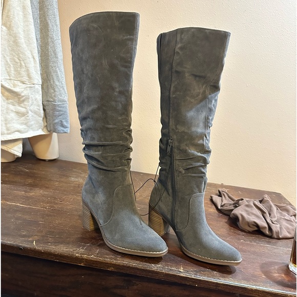 -Fashion boots. Heel is 3 inches and the calf measures 16 inches around. Size 8. - Picture 1 of 3